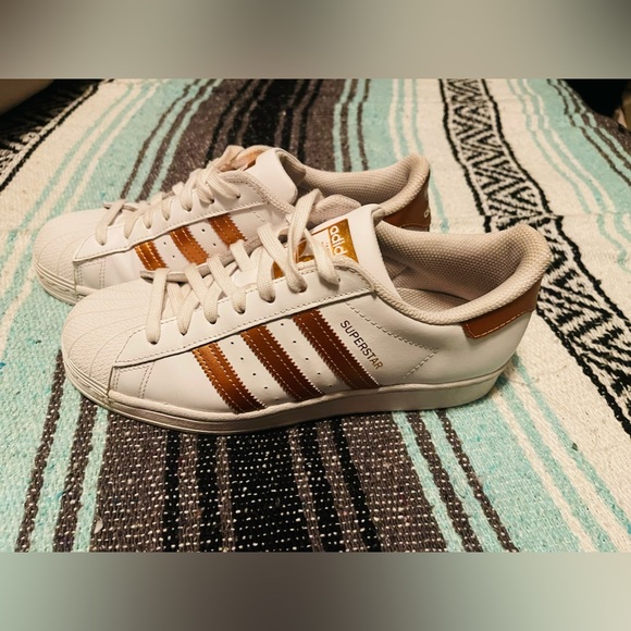Adidas Women’s Superstar Sneakers- Cloud White & Metallic Copper Size 8.5 - Picture 6 of 7